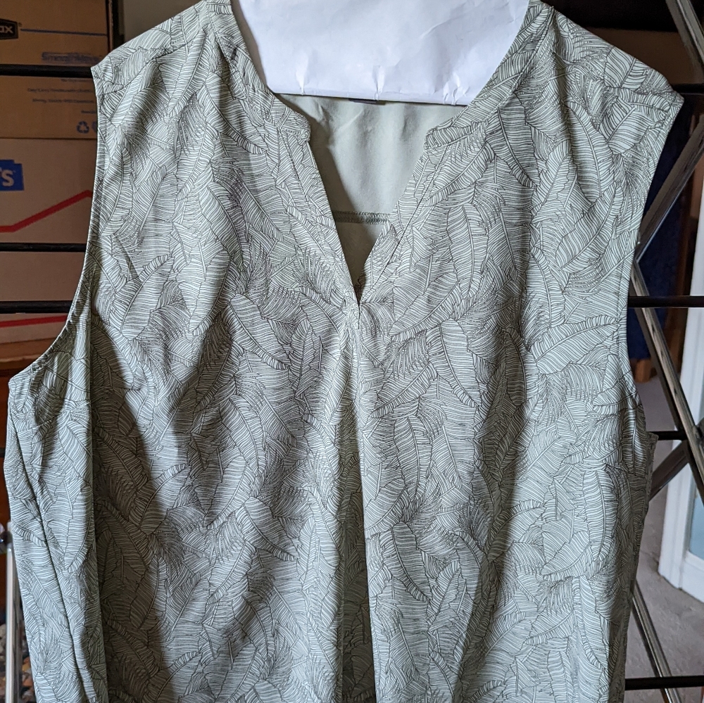 Eddie Bauer v sleeveless shirt
